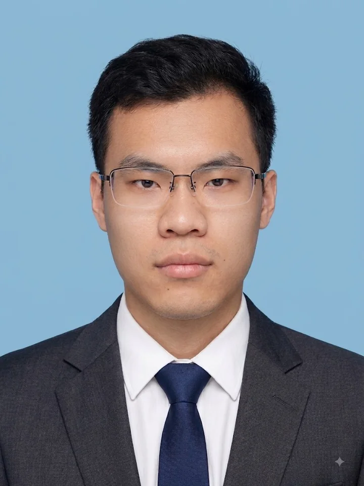 楊本顥的證件照,深灰西裝與深藍領帶